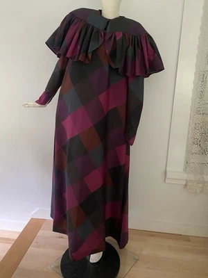 Maxi Vestido Vintage Años 80 Púrpura ÚNICO EN SU CLASE Capelet Diamante Cuadros Gótico Real Hecho a Mano Foto 1 de 4