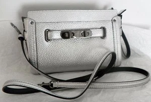 Nueva con etiquetas Pulsera Coach 53032 Swagger en cuero de guijarros plateado - Imagen 1 de 5