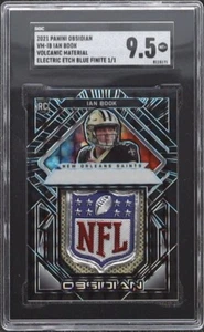 2021 Panini Obsidian Ian Book 1/1 RC NFL Shield SGC 9,5 nuovo di zecca + custodia multipla colpita! - Foto 1 di 2