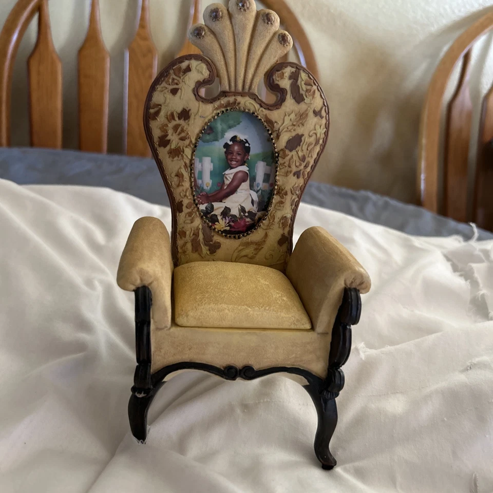 Миниатюрный кукольный домик викторианский стул кремовый цвет атласная однотонная обивка 8 дюймов высота - Изображение 1 из 4