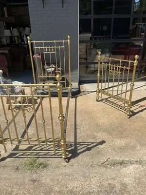 Dos camas gemelas antiguas de latón real, muy antiguas Foto 1 de 4