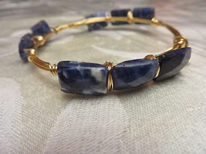 Brazalete Sodalita Alambre Enchapado en Oro $79 - Imagen 1 de 2