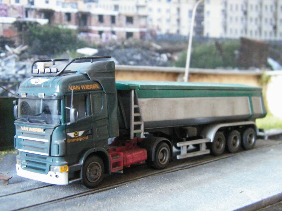 1:87 - AWM - Scania rimorchio coperto 3 assi, sporcato patinato autocostruito - Immagine 1 di 4