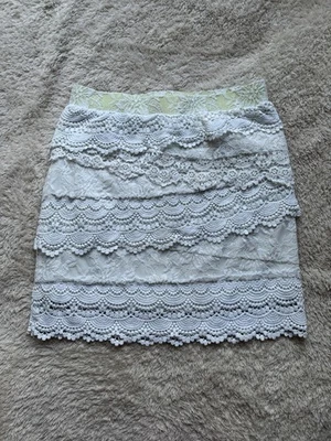 Minifalda para mujer Miss Me blanca y verde con capas de encaje talla mediana Foto 1 de 4