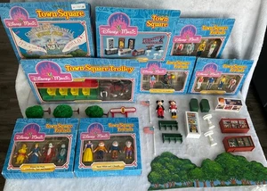 VINTAGE DISNEY MAGIC - TOWN SQUARE SPIELSET LOT = 8 NOS BOXEN & 1 GEÖFFNET - Bild 1 von 12