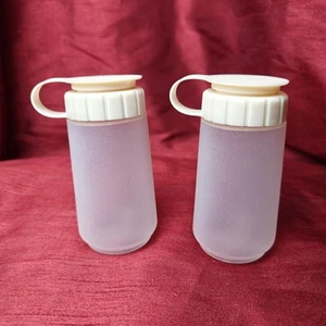 Set shaker sale e pepe vintage Rubbermaid Servin' Saver 4 oz coperchi bianchi #0479 USA - Foto 1 di 6