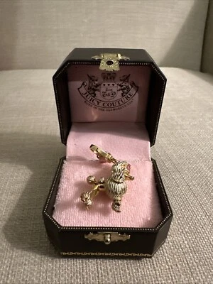 Dije de caniche arreglado con borde de león Juicy Couture Foto 1 de 2