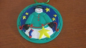 MUÑECO DE NIEVE pintado a mano con estrellas y medias adorno de Navidad - Imagen 1 de 1