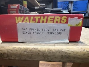 HO Scale Walthers 54' Funnel-Flow tank car 932-5209, Exxon #355102 - Picture 1 of 5