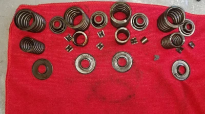 KLR650 KAWASAKI 2008 INTAKE AND EXHAUST VALVE SPRINGS COLLETS SPLIT KEEPERS - Image 1 of 2