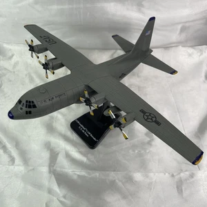 Hercules Air Force C-130  - 1:130 Scale Kit Built ￼USAF - Bild 1 von 24