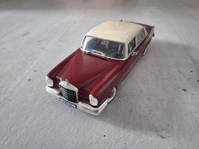 Mercedes-Benz 220 SE, Limousine, dunkelrot, Dach weiß, 1:18, Revell - Bild 1 von 4