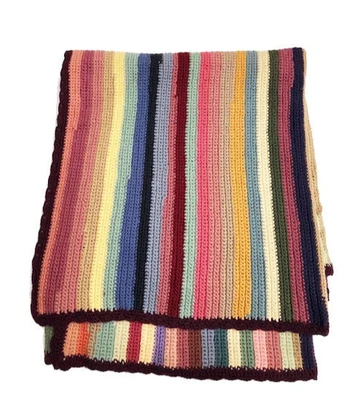 Cobertor listrado afegão tricotado à mão de crochê vintage anos 70 lã feito à mão - Imagem 1 de 4