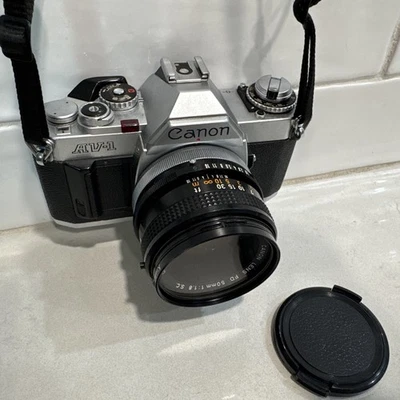 Cámara fotográfica Canon AV-1 SLR 35 mm plateada con FD 50 mm f/1,8 S.C. Lente de JAPÓN Foto 1 de 4