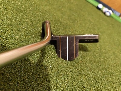 Used RH Axis 1 Umbra 35” Putter W/Gravity Grip - Image 1 of 4