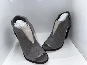 Vince Camuto Wildleder vorne V-Ausschnitt Peeptoe Booties VC KALEI Greystone Wildleder Größe 11 - Bild 1 von 11