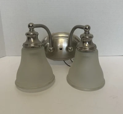 Luz de tocador de níquel de 2 luces Foto 1 de 4