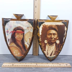 2 - Plaque murale amérindienne guerrier indien en bois laqué forme tête de flèche  - Photo 1/10