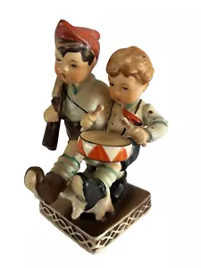 Vintage besetztes Japan Figur patriotische Jungen marschierende Trommel Musik Hund - Bild 1 von 5