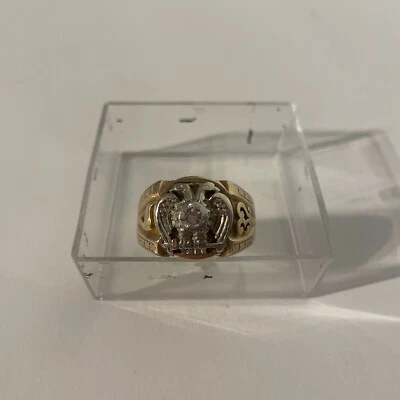 Rito escocés masónico de oro amarillo/blanco de 10k grado 32 con centro de diamante.  Foto 1 de 4