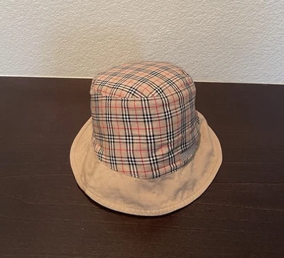 Sombrero de cubo reversible Burberry Nova Check para mujer talla pequeña Foto 1 de 4