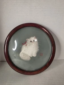 Vintage chinesische Seidenstickerei doppelseitig weiße Perserkatze in Blasenglas  - Bild 1 von 4