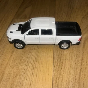 Motormax 2019 Dodge Ram 1500 Crew Cab Rebel 1/43 Scale White Pull Back & Go - Picture 1 of 9