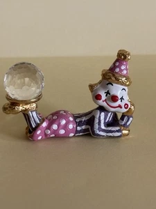Payaso reclinable de peltre vintage Spoontique con cristal de Swarovski y chapado en oro 2" - Imagen 1 de 6