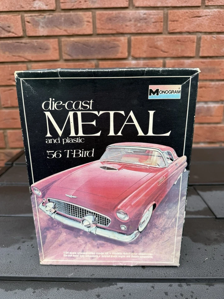 Kit modelo Ford Thunderbird 1:24 monograma 56 - pieza construida Foto 1 de 4
