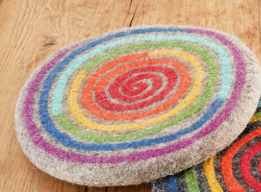 Sitzkissen Wollfilz Regenbogenspirale naturgrau fair trade ca. 35 cm Stuhlkissen - Bild 1 von 1