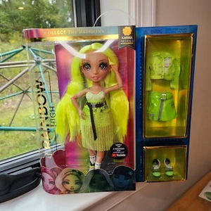 🌟Muñeca Rainbow High Fashion🌟Karma Nichols verde neón en caja original con soporte ¡NUEVA! - Imagen 1 de 7