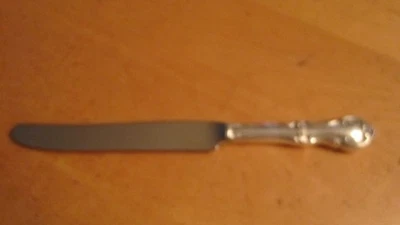 LOTE INTERNACIONAL DE 2 CUCHILLOS HOJA FRANCESA JOAN OF ARC PLATA ESTERLINA SIN MONO Foto 1 de 2