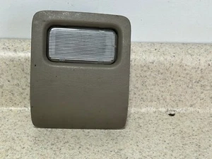 Lámpara de luz de cortesía trasera derecha Toyota Sienna 2004-2010 beige OEM - Imagen 1 de 4