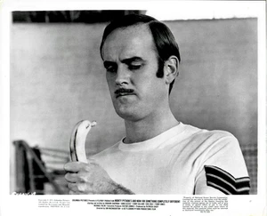 1972 Monty Python's John Cleese Banana Scene Press Photo 8x10 - Picture 1 of 1