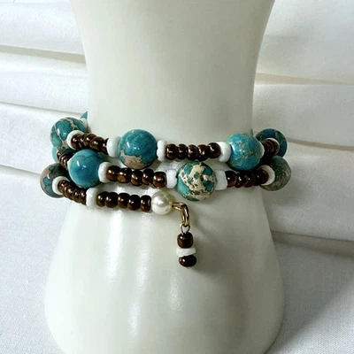 Brazalete de alambre de memoria con cuentas de vidrio, carcasa y con carcasa de varicita REIMAGINADO - Brazalete envolvente boho Foto 1 de 4