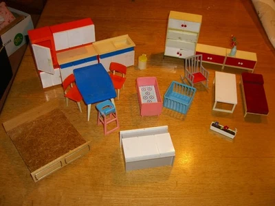 Puppenstubenzubehör - Konvolut Puppenstubenmöbel aus Kunststoff - DDR - Bild 1 von 4