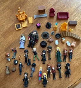 Grande lotto di figurine e accessori personaggi Harry Potter mondo magico - Foto 1 di 24