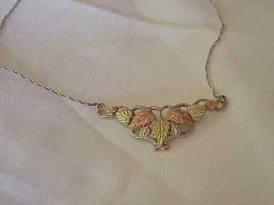 COLLAR HOJAS Y UVAS BLACK HILLS ORO 12K Y PLATA ESTERLINA 19" LARGO Foto 1 de 3