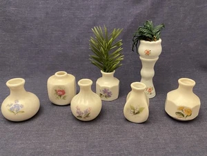 Set 7 Vintage Puppenhaus Porzellan Pflanzen Vasen Keramik Gartendeko Mini Blumen Puppe - Bild 1 von 5
