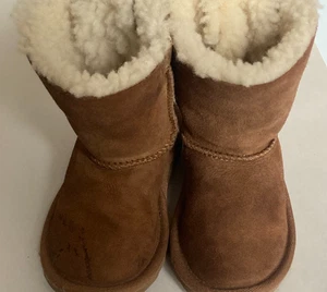UGG Kleinkind Mädchen Stiefel Mini Bailey Bow Größe 7 hellbraune Stiefel Wildleder UGGS - sanft gebraucht - Bild 1 von 7