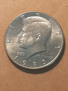 1983 P KENNEDY HALF DOLLAR - Picture 1 of 2