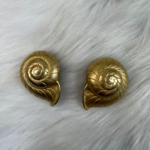 Vintage Matte Gold Conch Shell Clip-on Earrings Marked FO - Picture 1 of 7