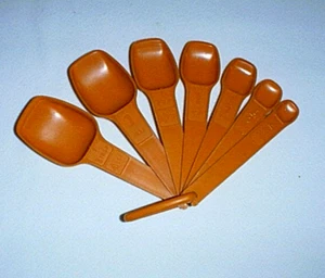 Set completo di (7) cucchiai misuratori vintage TUPPERWARE su anello a D ARANCIO SCURO - Foto 1 di 3