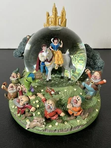 Musical Snow Globe w Snow White on Horse, Prince Charming & 7 Dwarfs - Photo 1 sur 11