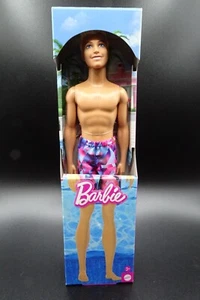 Muñeca Mattel Barbie Beach Ken con Traje de Baño/Pantalones Cortos Diseño Geométrico Púrpura - Imagen 1 de 21