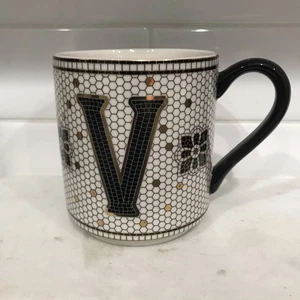 Taza Anthropologie Mosaico Diseño Azulejos Monograma Letra V Dorado Negro - Imagen 1 de 6