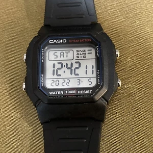 Reloj digital Casio 3240 37 mm cara cuadrada caja y correa negra. WR100m. Correr. - Imagen 1 de 7