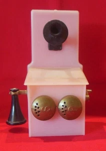 Juego de sal y pimienta para teléfono de pared miniatura de plástico rosa y negro Party Line - Imagen 1 de 11