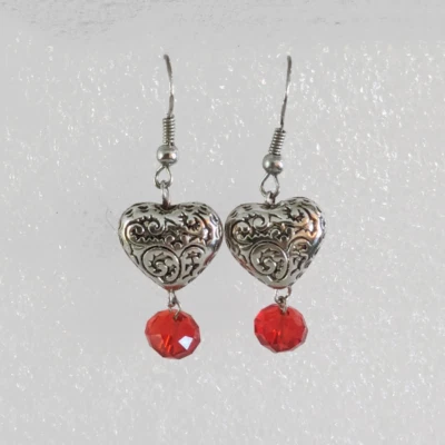 Pendientes colgantes de corazón hinchado grabados grabados tono plata cristal rojo gota perforados Foto 1 de 2