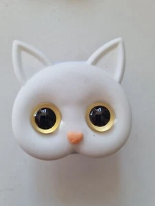 CAT .Cute white resin.Cat 5x5 cm.phone stand mirror.Stick on. - Picture 1 of 5